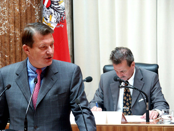 Peter Kostelka präsentiert den Bericht von Ausschuss 8 (Demokratische Kontrollen) vor dem Vorsitzenden Franz Fiedler und dem Plenum bei der 12. Sitzung des Österreich-Konvents am 25. Juni 2004 im Bundesratssitzungssaal des Parlaments.