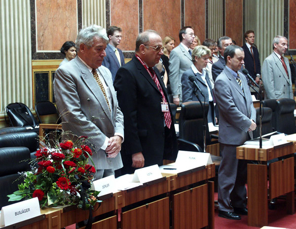 Trauerminute für den verstorbenen Vorarlberger Landtagspräsident Manfred Dörler bei der Konventssitzung am 27. August 2004.