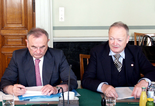 Dieter Böhmdorfer und Andreas Khol bei der Sitzung des Präsidium des Österreich-Konvents am 28. Juni 2004.