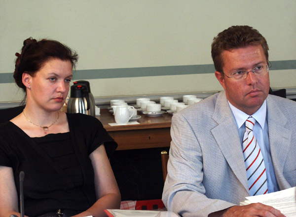 Das neue Präsidiumsmitglied Herbert Scheibner mit Katharina Peschko-Gruber in der Sitzung des Präsidiums am 24. August 2004.