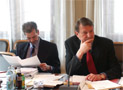 Franz Fiedler, Peter Kostelka bei der Sitzung von Ausschuss 8 am 27. Februar 2004 im Parlament