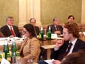 von vorne rechts im Halbkreis nach hinten: Ronald Faber, Andrea Martin, Herbert Haller, Clemens Jabloner, Karl Korinek, Kurt Stürzenbecher bei der Sitzung von Ausschuss 9 am 27. Februar 2004 im Verfassungsgerichtshof