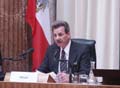 Vorsitzender Franz Fiedler spricht bei der 7. Plenarsitzung des Österreich-Konvents am 26. Jänner 2004 im Bundesratssitzungssaal des Parlaments
