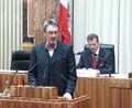 Verfassungsrechtler Heinz Mayer stellt bei der 8. Plenarsitzung des Österreich-Konvents am 16. Februar 2004 den Bericht von Ausschuss 1 (Staatsaufgaben und Staatsziele) vor, den er leitet. Im Bildhintergrund: Konventsvorsitzender Franz Fiedler