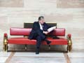 Karl Korinek bereitet sich in der Säulenhalle des Parlaments auf die 9. Plenarsitzung des Österreich-Konvents am 5. März 2004 vor