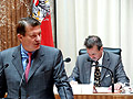 Peter Kostelka präsentiert den Bericht von Ausschuss 8 (Demokratische Kontrollen) vor dem Vorsitzenden Franz Fiedler und dem Plenum bei der 12. Sitzung des Österreich-Konvents am 25. Juni 2004 im Bundesratssitzungssaal des Parlaments.