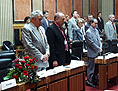 Trauerminute für den verstorbenen Vorarlberger Landtagspräsident Manfred Dörler bei der Konventssitzung am 27. August 2004.
