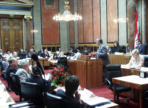 Karl Korinek präsentiert in der Konventssitzung vom 27. August 2004 den Bericht des Ausschusses 2 (Legistische Strukturfragen).